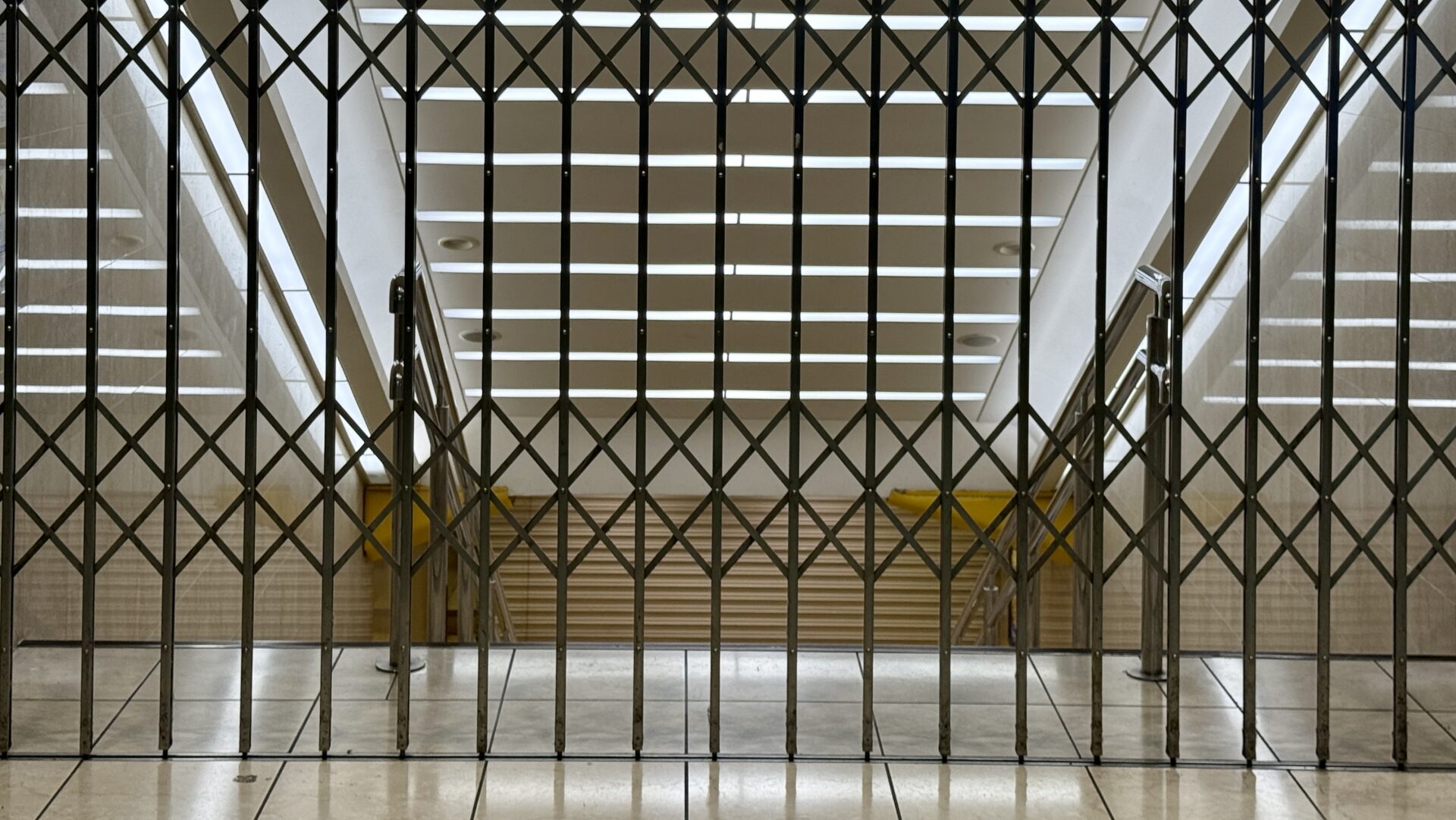 千日デパート、閉店時間の夜に。