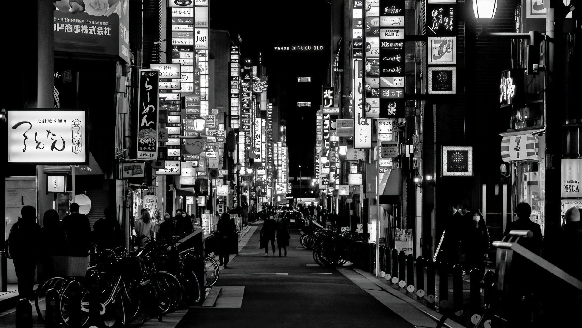 千日デパート、閉店時間の夜に。